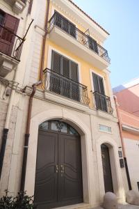 budynek z dużymi drzwiami i balkonem w obiekcie La Luna e il Sole w mieście Barletta