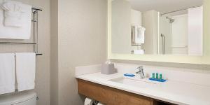 Vannituba majutusasutuses Holiday Inn Express Chesapeake - Norfolk by IHG