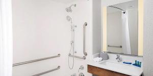 Vannituba majutusasutuses Holiday Inn Express Chesapeake - Norfolk by IHG