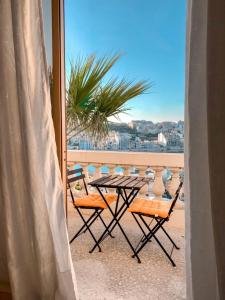 セント・ポールズ・ベイにあるVilla Zammitellaのテーブルと椅子、海の景色を望むバルコニー