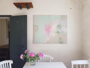 a table with a vase of pink flowers on it at Alte Lebkuchenfabrik in Kremmen