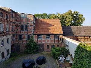uma vista aérea de um edifício antigo com um pátio em Alte Lebkuchenfabrik em Kremmen