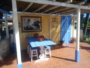una mesa azul y dos taburetes en un patio en Pegada Real en Óbidos