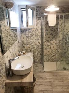Koupelna v ubytování Masseria Scianne
