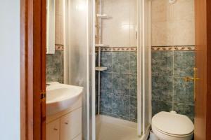 a bathroom with a toilet and a sink at PORT I Sistach Rentals in L'Estartit