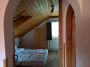 Letto o letti in una camera di Hévízi fecskefészek