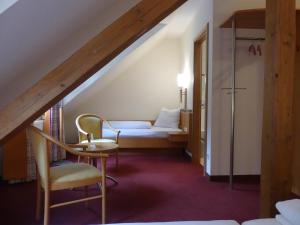ライネにあるLandgasthaus Hotel Eggertのベッド、テーブル、椅子が備わる客室です。