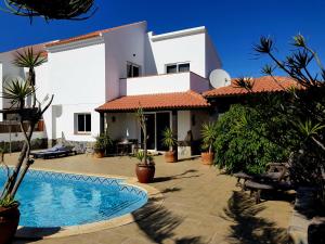 een huis met een zwembad ervoor bij El Mayordomo in Corralejo