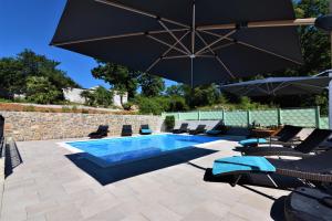 Bazén v ubytování Letorina rooms and apartments with pool nebo v jeho okolí