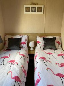 Kirby MispertonにあるA119 Willow Groveのベッドルーム1室(ピンクのフラミンゴが付いたベッド2台付)