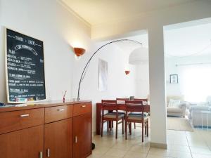 een keuken en eetkamer met een tafel en stoelen bij Tavira Lovers - City Centre Apartments in Tavira