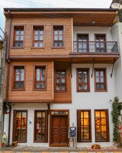 Casa de madera con ventanas y balcón en Trilye Bay C Konak, en Bursa