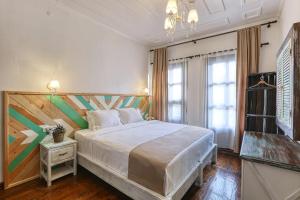 伯薩的住宿－Trilye Bay C Konak，一间卧室配有一张大床和色彩缤纷的床头板