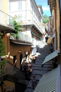 una vista aérea de un callejón con gente sentada en Suite Villa Lillia, en Bellagio