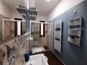 A bathroom at Il Borghetto di San Giuseppe EtnaRooms&Apartments Még 37 kép