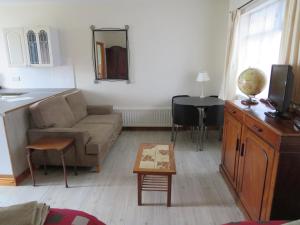 Carnside Guest House في بوشميلس: غرفة معيشة مع أريكة وطاولة