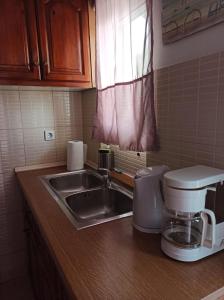 Příslušenství pro přípravu čaje a kávy v ubytování Dimitris House Petriti