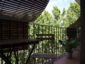 a balcony with a table and chairs and a fence at Fantastico Apartamento Suite en centro de Granada in Granada
