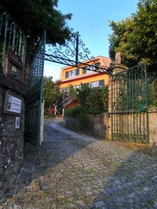 - l'entrée d'une maison avec une porte en fer forgé dans l'établissement Casa Gwendoline - Albergue / Hostel / AL - Caminho da Costa, à Vila Nova de Cerveira