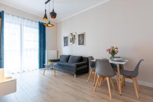un soggiorno con divano e tavolo di Premium Apartments Plaża Brzeźno a Danzica