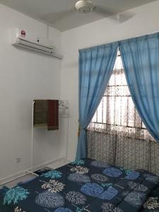 מיטה או מיטות בחדר ב-Teratak Mini Pool Homestay Melaka