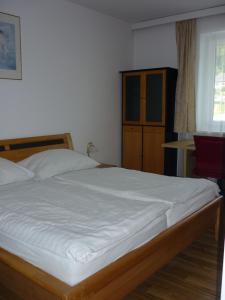 A bed or beds in a room at Fewo Ossiach