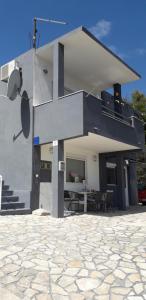Casa blanca con mesa y patio en Apartman Mari, en Trogir