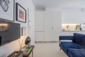 Uma televisão e/ou sistema de entretenimento em Decompress at a Tranquil, Minimal Urban Oasis with an Edge