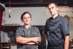 dos hombres parados en una cocina con los brazos cruzados en Briseteia, en Saint-Just-Ibarre