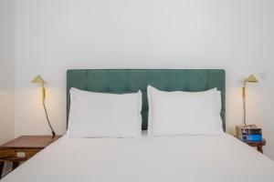 Uma cama ou camas num quarto em Decompress at a Tranquil, Minimal Urban Oasis with an Edge