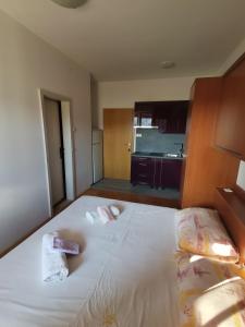 Posteľ alebo postele v izbe v ubytovaní Apartmani Škarić