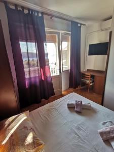 Posteľ alebo postele v izbe v ubytovaní Apartmani Škarić