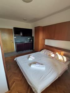 Posteľ alebo postele v izbe v ubytovaní Apartmani Škarić