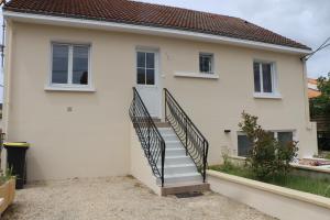 una escalera que conduce a una casa blanca en Le Chant des Pierres - En Coeur de Ville en Pornic