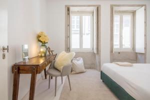 um quarto com uma secretária, uma cama, uma mesa e uma cadeira. em Decompress at a Tranquil, Minimal Urban Oasis with an Edge no Porto