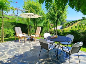 A garden outside Holiday Home Cannubi in Barolo
