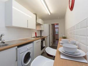 uma cozinha com uma máquina de lavar e secar roupa num balcão em Townhouse @ 166 Ruskin Road Crewe em Crewe