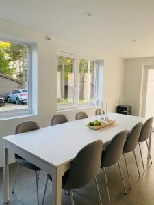 - une table à manger avec des chaises et une table blanche dans l'établissement Ferieparadis på sørlandet 2024, à Søgne
