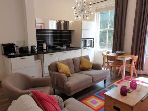 St Martins View في يورك: غرفة معيشة مع أريكة وطاولة