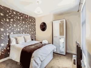 Un pat sau paturi într-o cameră la Townhouse @ 62 Samuel Street Crewe