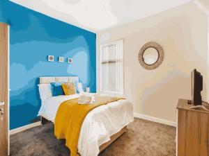 クルーにあるTownhouse @ 62 Samuel Street Creweの青い壁のベッドルーム1室