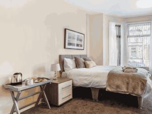 Un pat sau paturi într-o cameră la Townhouse @ 62 Samuel Street Crewe