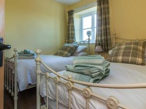 1 dormitorio con 2 camas y ventana en 700 Westport, en Langport