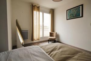 Un pat sau paturi într-o cameră la 70 m2 avec Balcons et Parking