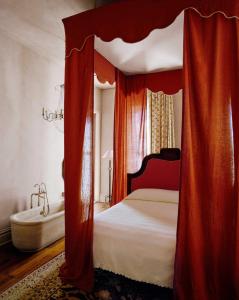 Katil atau katil-katil dalam bilik di Hotel Peter and Paul, an Ash Hotel