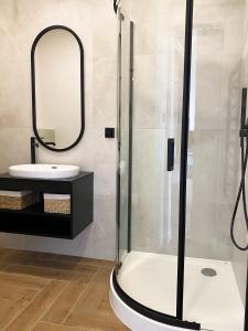 łazienka z prysznicem i umywalką w obiekcie Apartament Happy Loft MF w mieście Giżycko