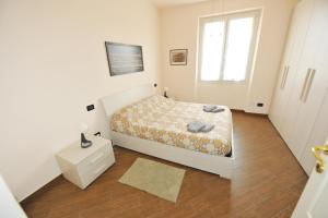 a small bedroom with a bed and a window at Casa Costa Outlet 4 in Serravalle Scrivia