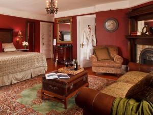 sala de estar con 2 camas y chimenea en Abbeymoore Manor, en Victoria