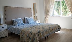 Кровать или кровати в номере Casa Blue Vista, beachside villa