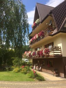 un edificio con cajas de flores en su lado en MARYSIEŃKA, en Zawoja